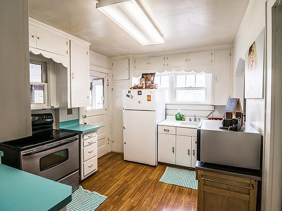3rd image of 608 N Vine St