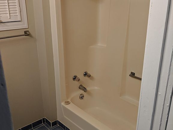 4th image of 2961 Endicott Ave