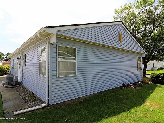 3rd image of 2 Tropicana Ct