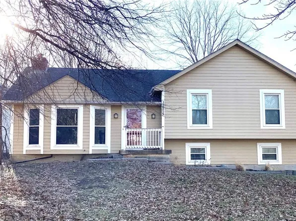 12215 S Blackfoot Dr, Olathe, KS 66062