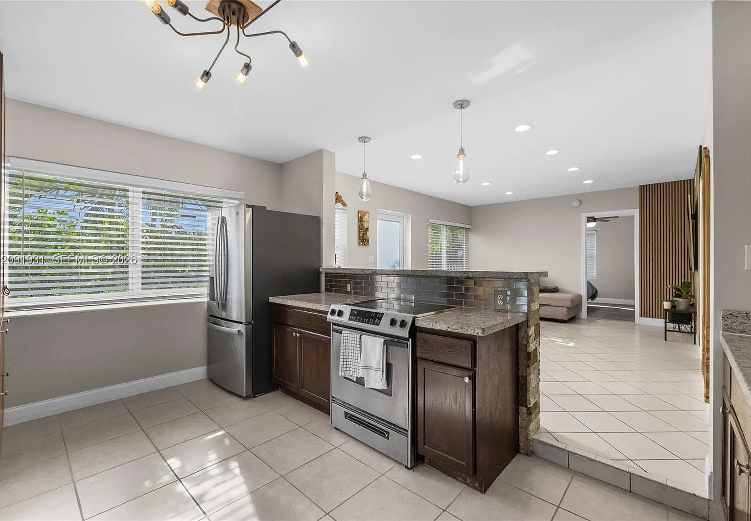 3 bed, 988 sqft, $3,000 — Photo 1