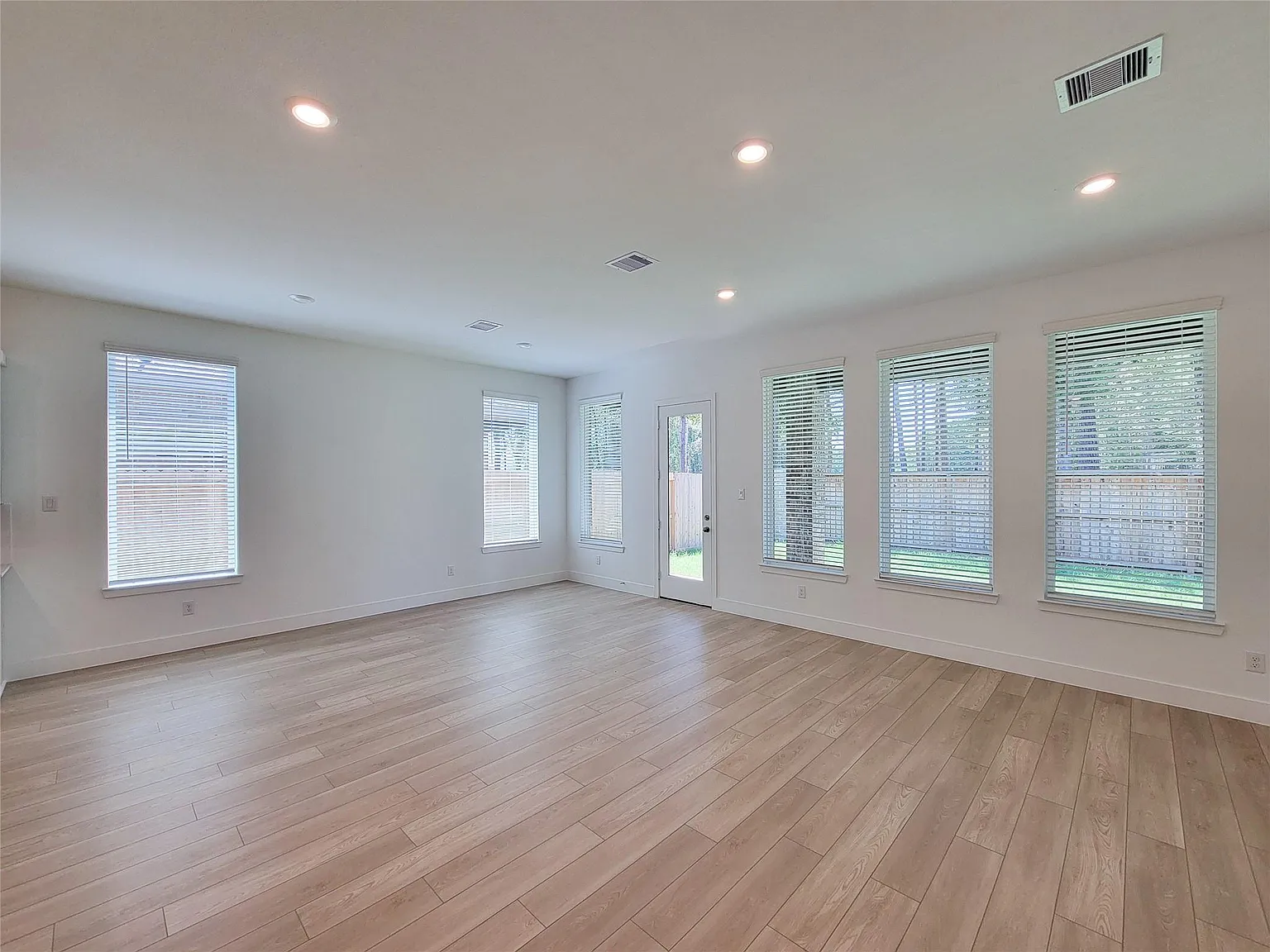 4 bed, 3.0 bath, $3,150 — Photo 3