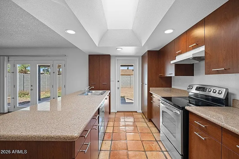 4 bed, 2.0 bath, 1633 sqft, $2,450 — Photo 2