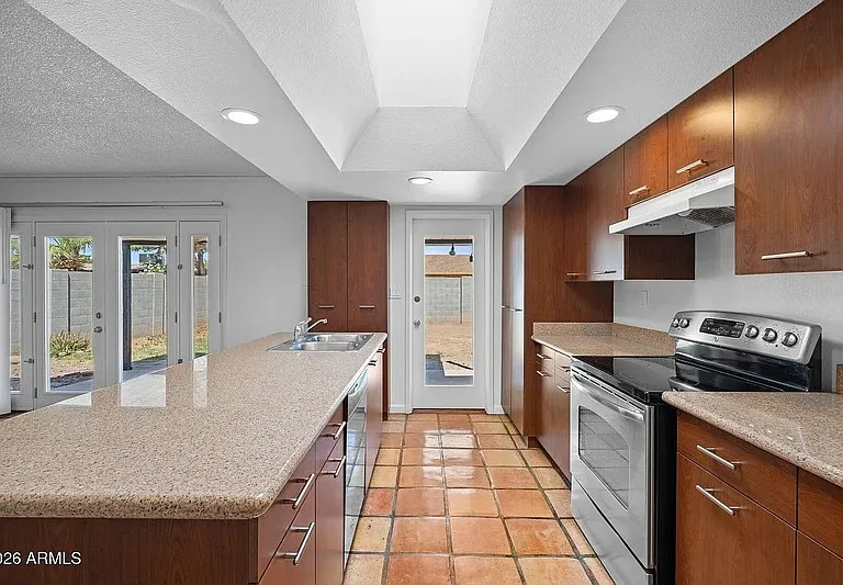 1664 E Del Rio Dr — Photo 2