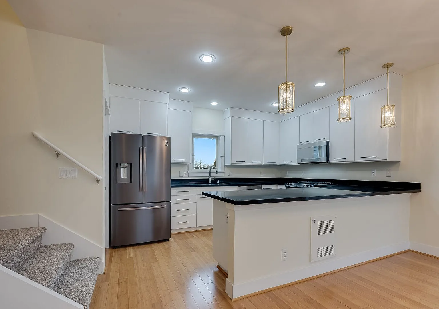 Rare 3 bed Maple Leaf Townhouse — Photo 3