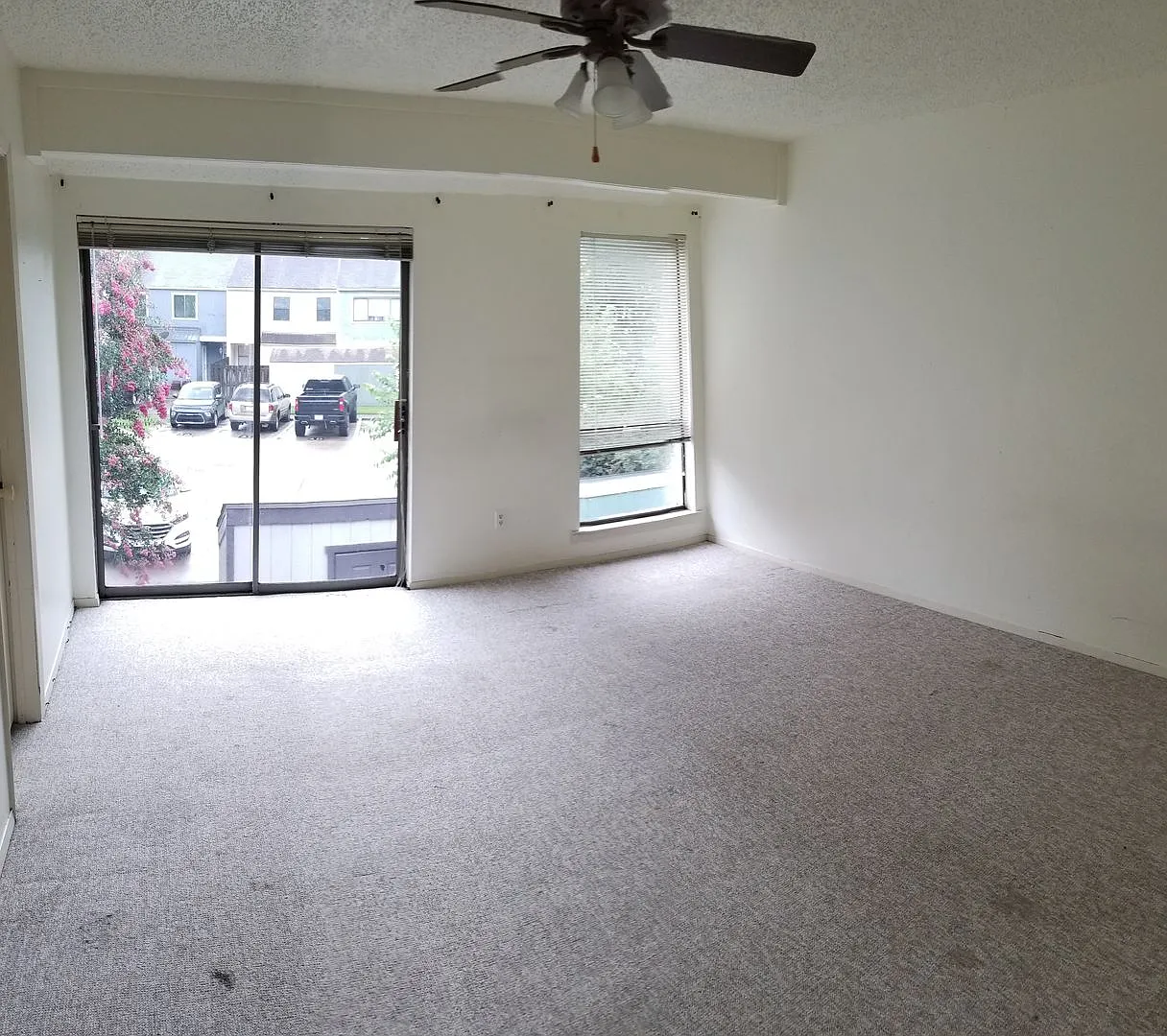 3 Bed 1.5 Bath $1000 — Photo 1