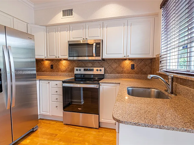 15 Madeira Ave #9 — Photo 3