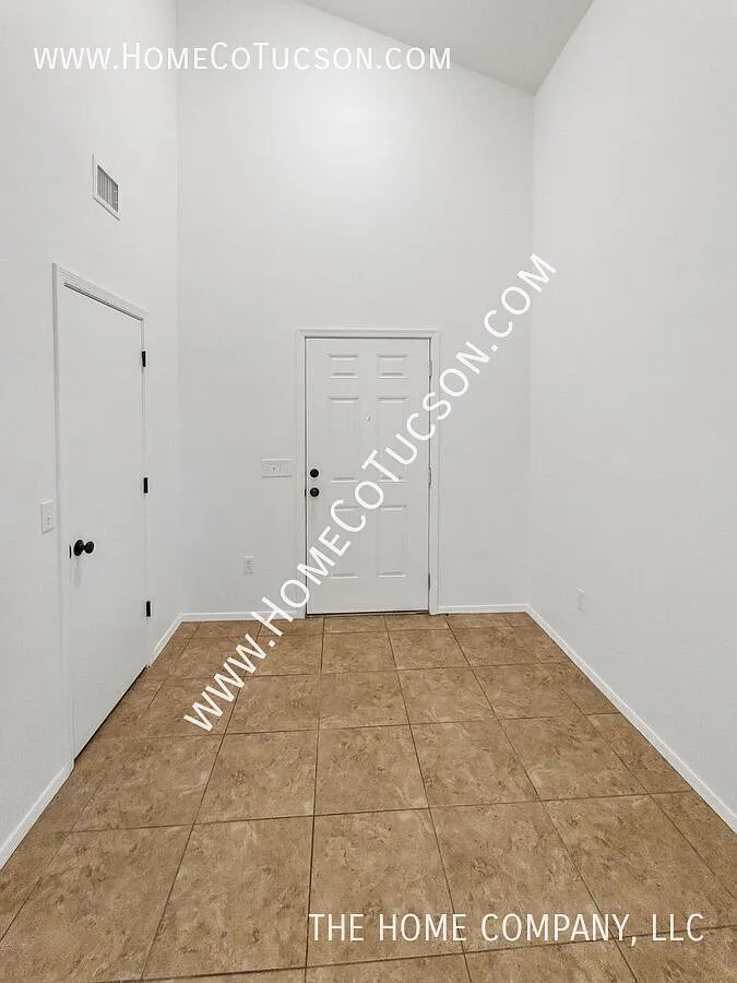 14360 N Fragile Clay Ave- Spacious 4 Bedroom + Loft Home in Desirable San Lucas Community — Photo 4