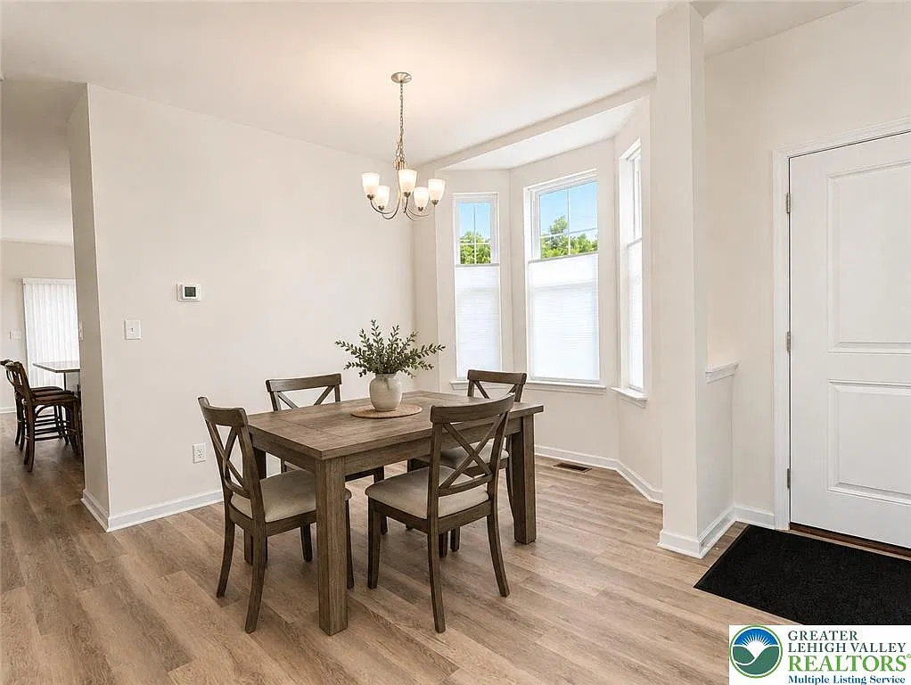 3 bed, 1965 sqft, $2,695 — Photo 3