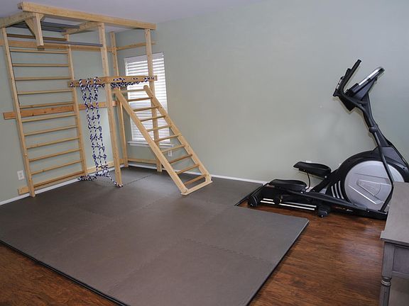 1st floor: gym in the entry room.