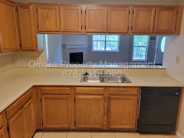 1060 Hillsborough Chase NW — Photo 7