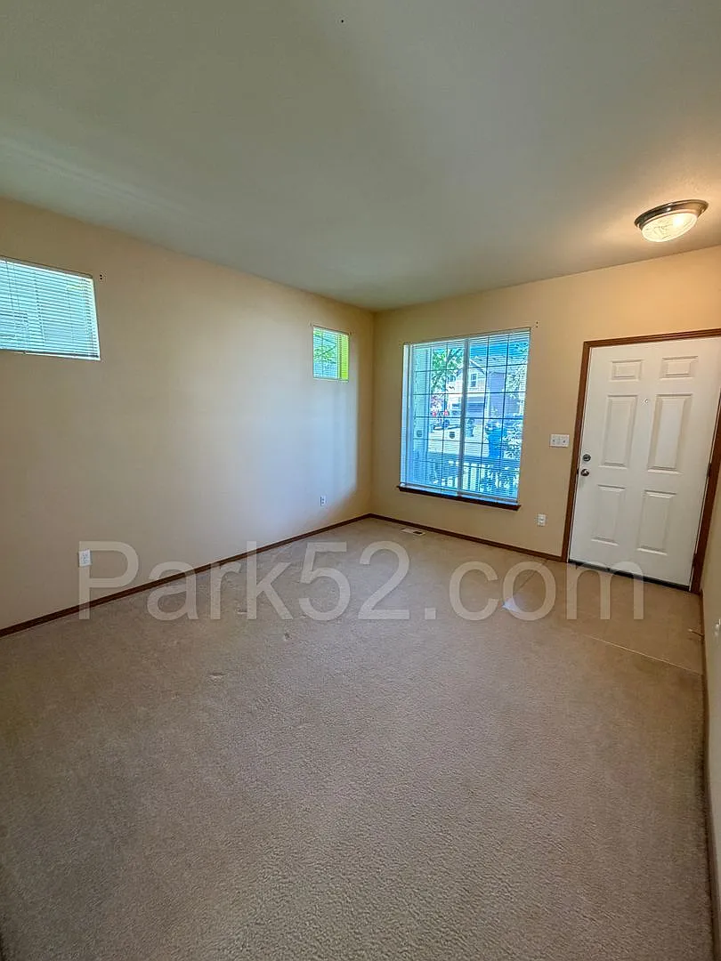 $500 Off the First Full Month! 4 Bedroom 2 Bathroom Single Family Puyallup Home — Photo 3