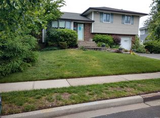 42 Stratford Rd, Plainview, NY 11803