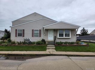 28425 Raleigh Crescent Dr, Chesterfield, MI 48051