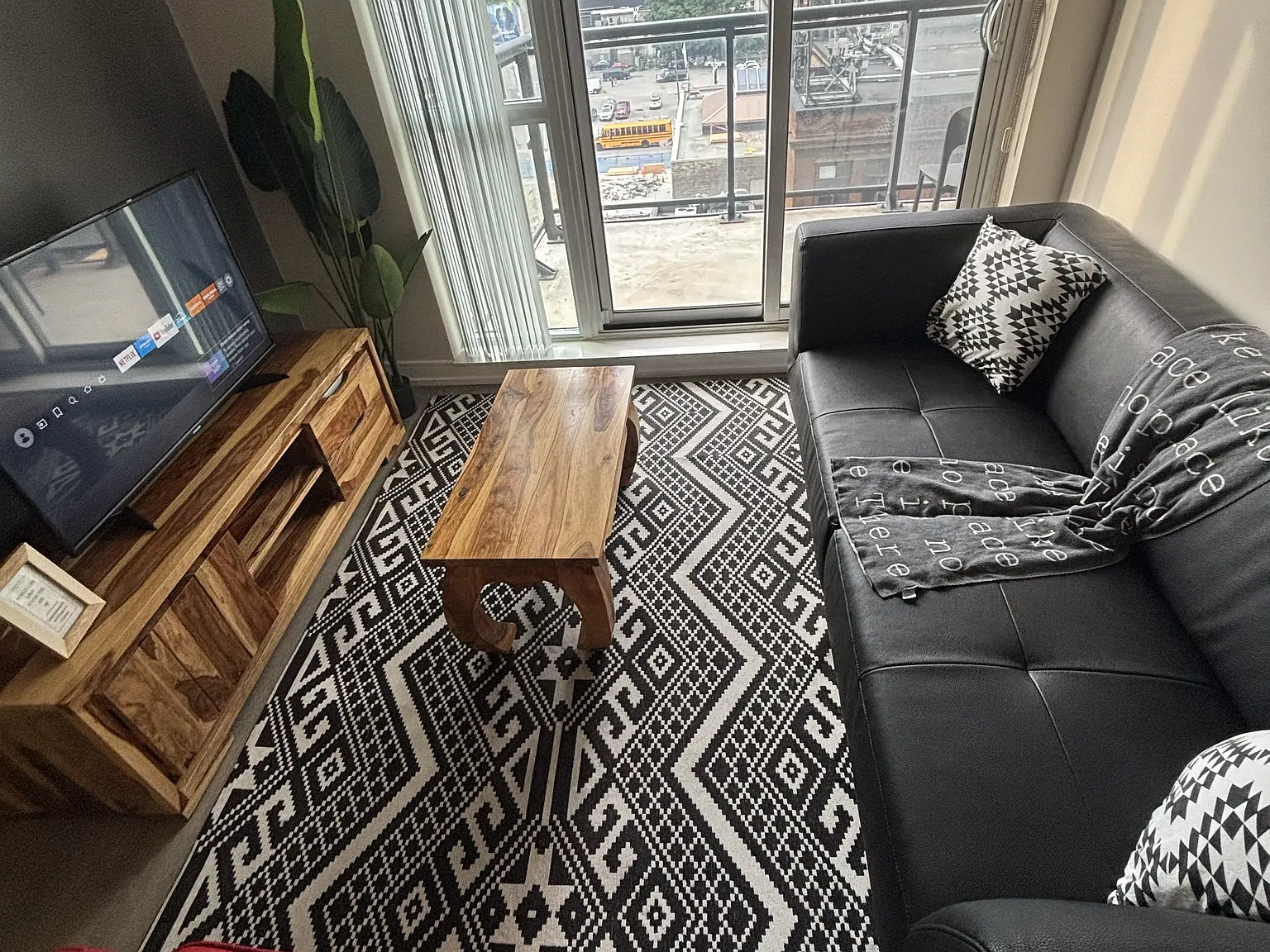 Furnished Apartment in Toronto | All Inclusive | Short term Rental — Photo 3