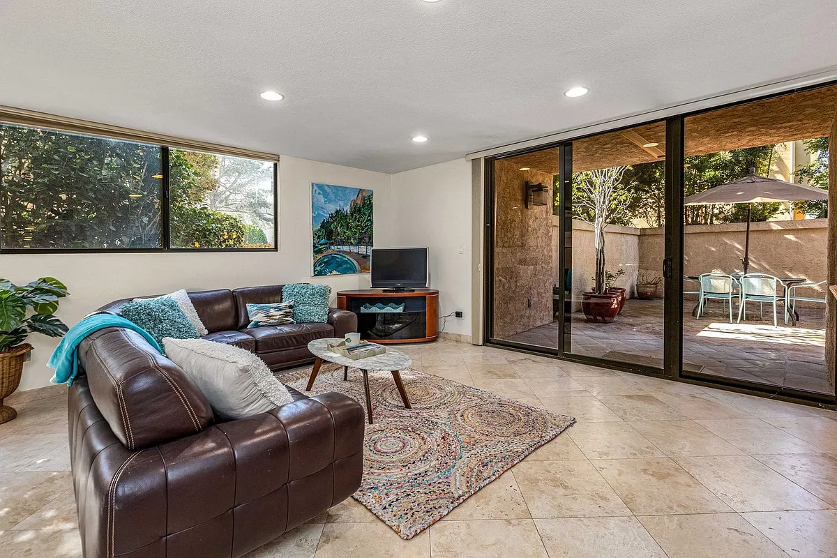 Building Photo - 2420 Torrey Pines Rd #A104