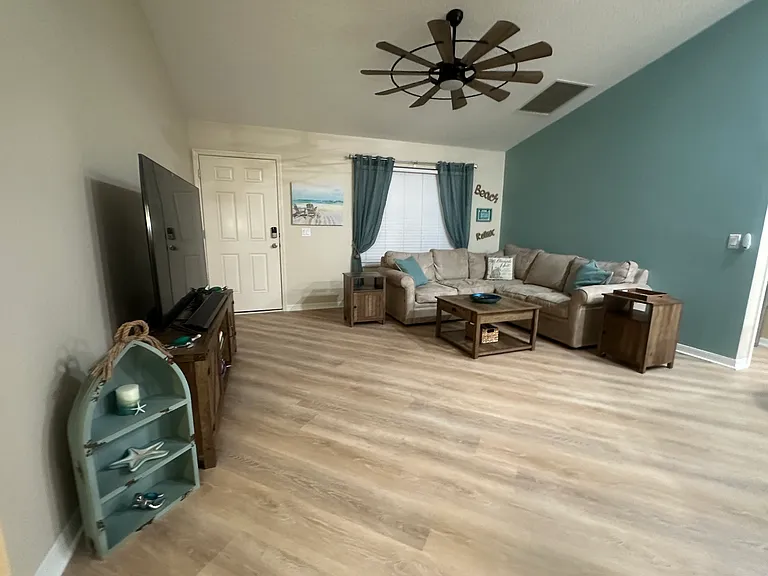 715 Hudson Ln — Photo 3