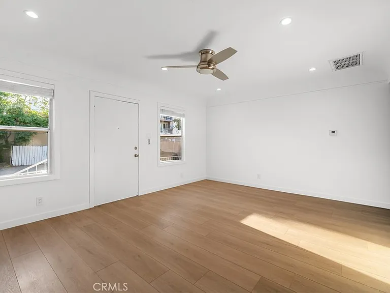 6642 Vineland Ave — Photo 2