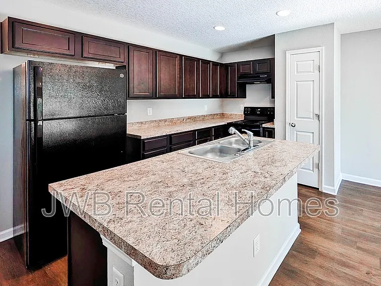 1291 Neva St — Photo 2
