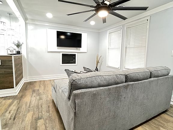 3rd image of 834 Woods Dr