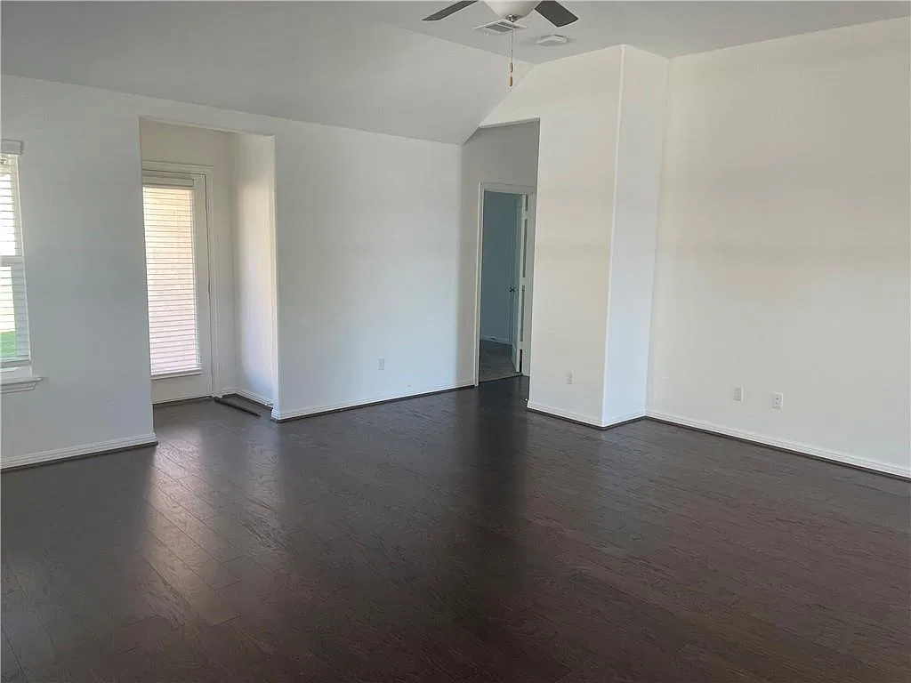 3 bed, 2050 sqft, $2,400 — Photo 3