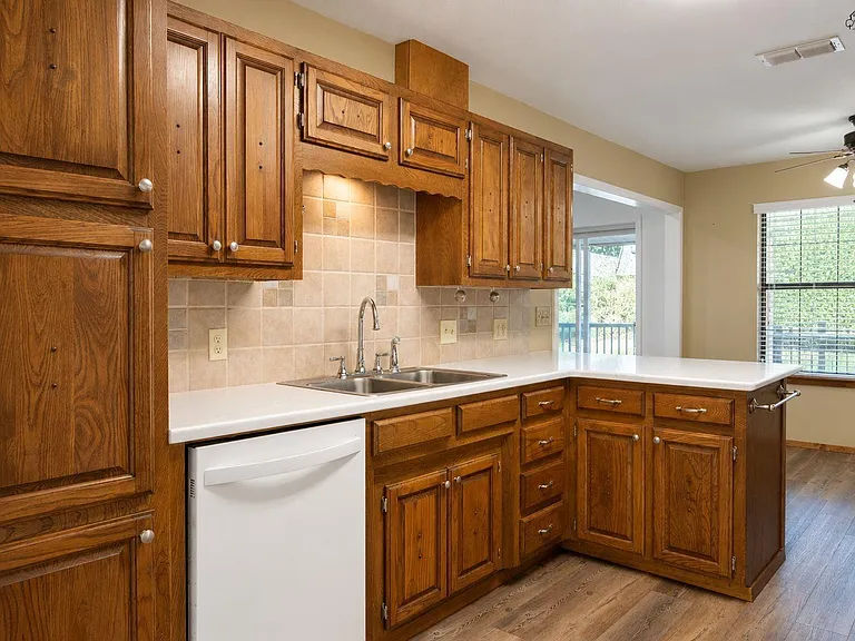 2811 Cromwell Ave — Photo 8