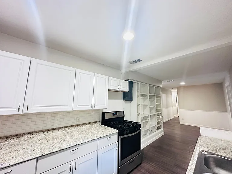10806 Lazy Oaks Dr — Photo 6