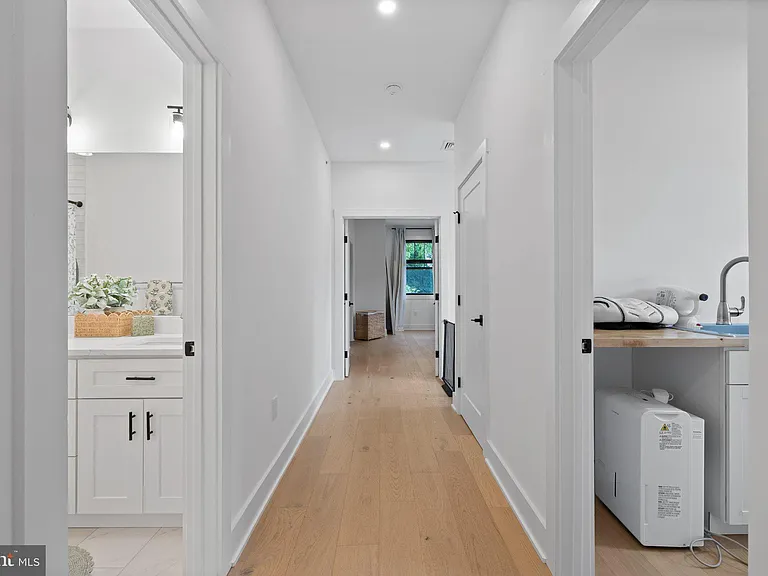 985 Henry Ave — Photo 17