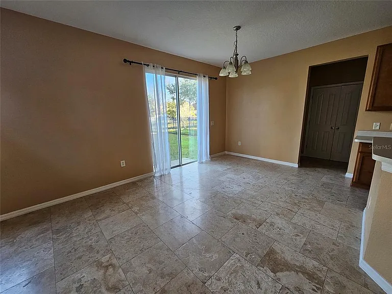1881 Strathmore Cir — Photo 4