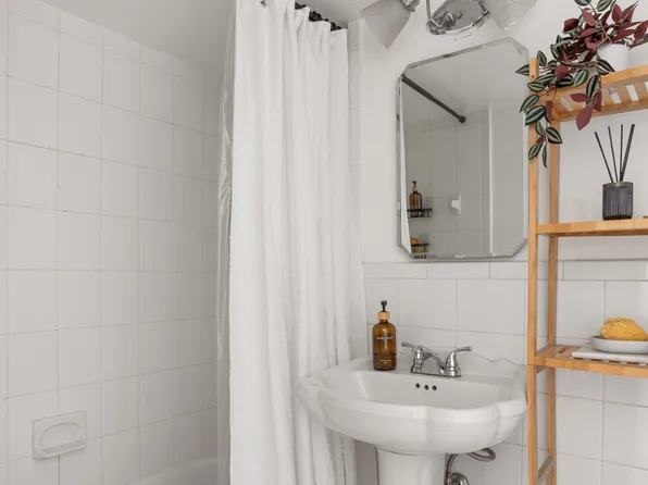 310 East 49th Street image 5 of 5