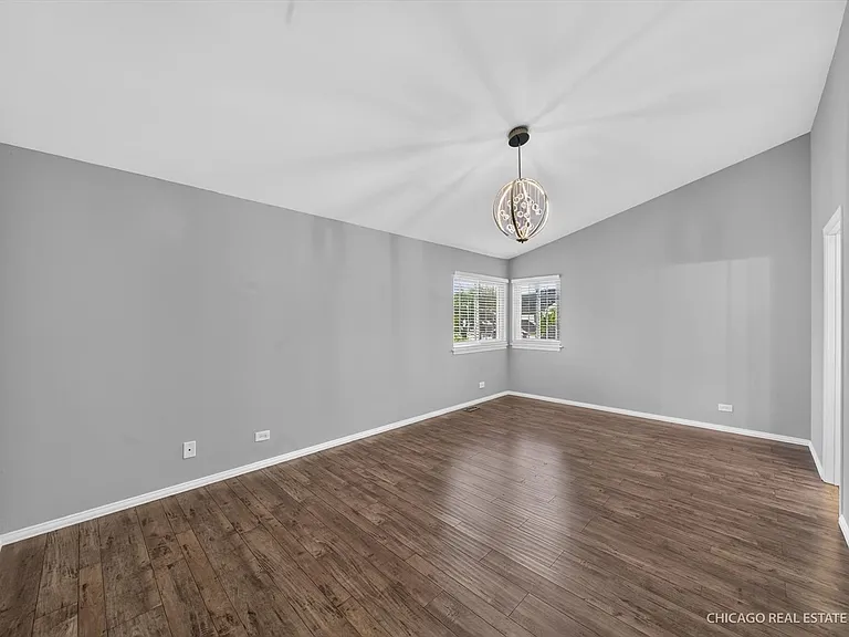 152 Brittany Dr — Photo 9