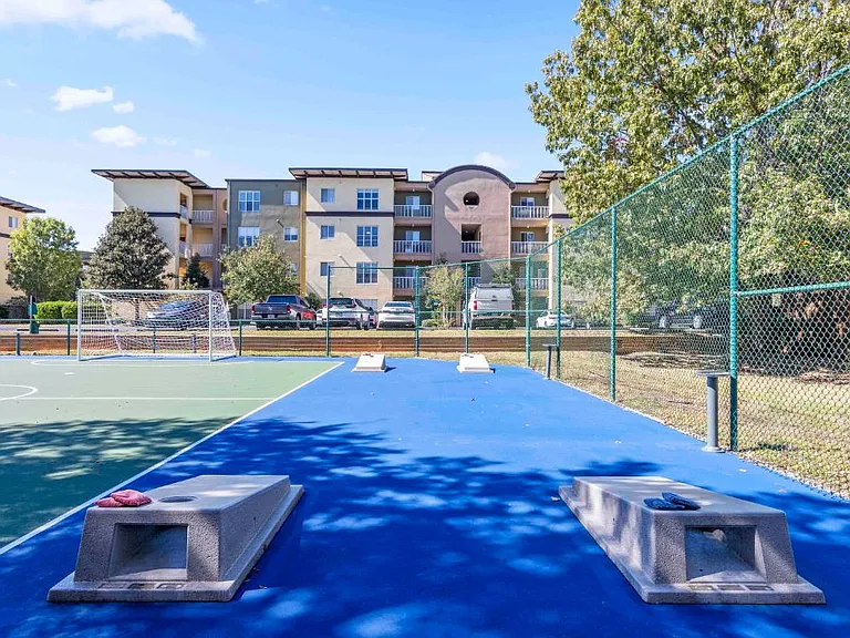 Elan Apartments — Photo 31