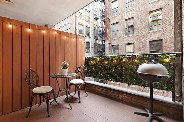Sold by R New York | media 7