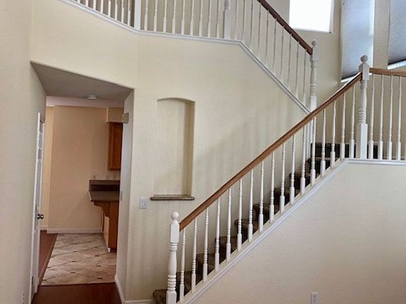 4th image of 370 Coventry Cir