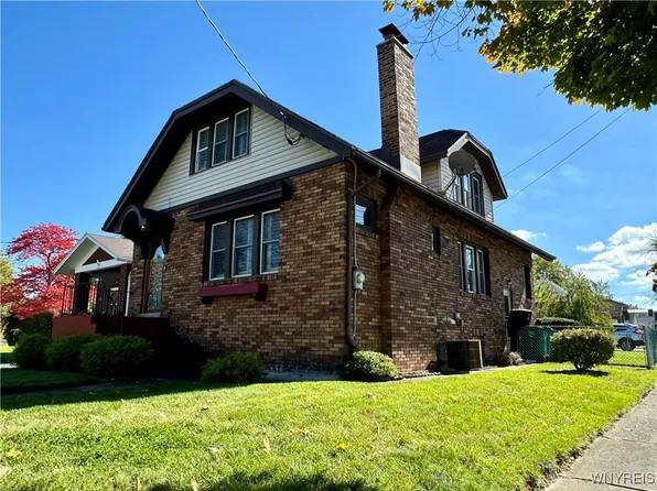 9003 Brookside Dr, Niagara Falls, NY 14304