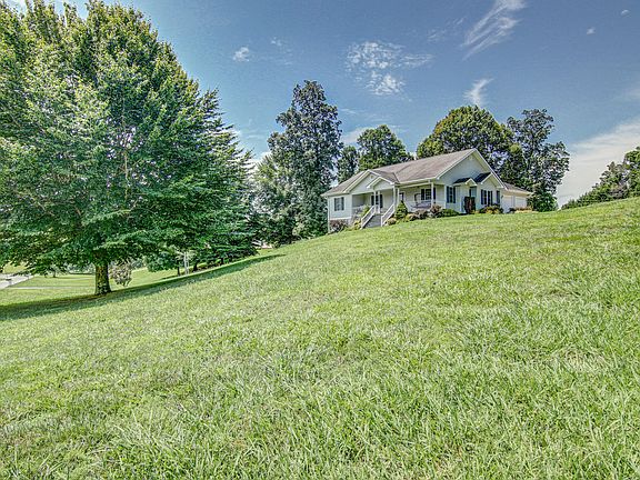 4th image of 1201 Heritage Ln E