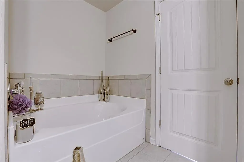 4 bed, 3.5 bath, 2499 sqft, $3,400 — Photo 3