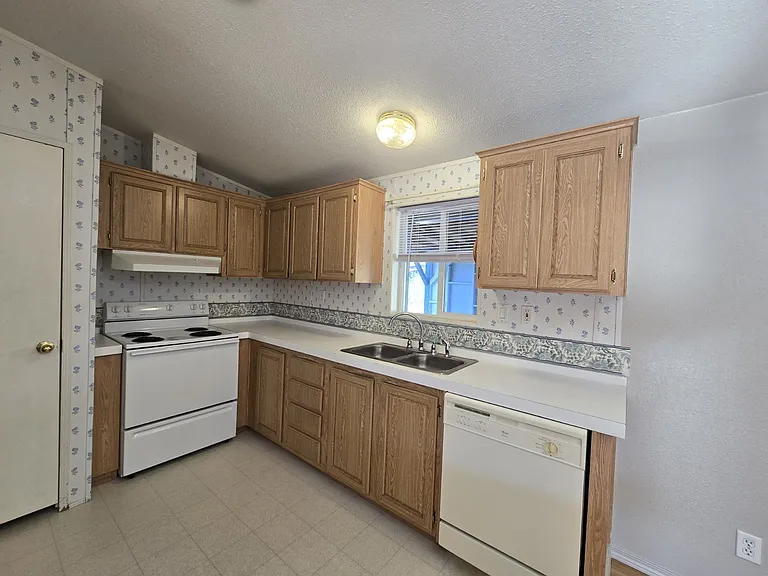 2032 NE Klamath Ave — Photo 9