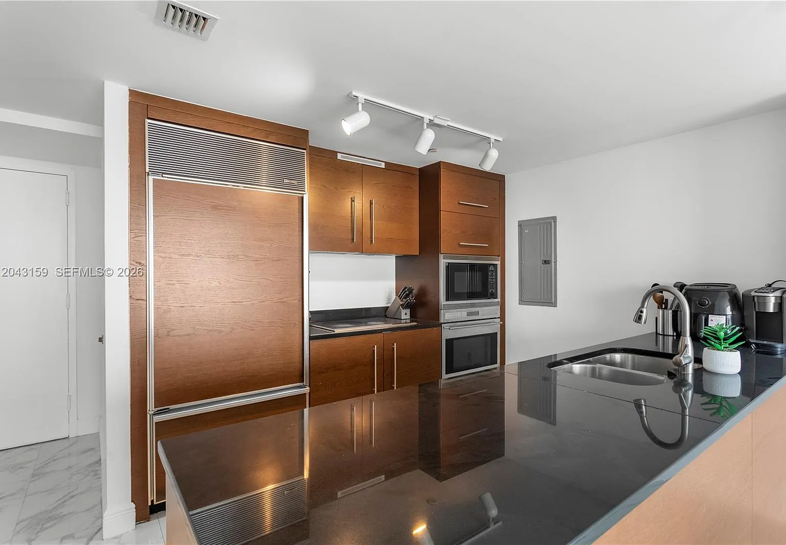 Iconbrickell Condo No 1 — Photo 3
