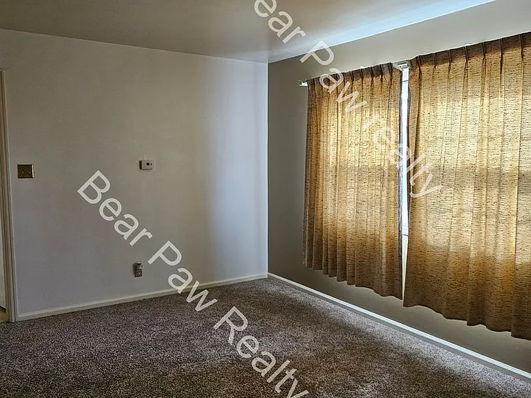 1314 E Pershing Blvd — Photo 6