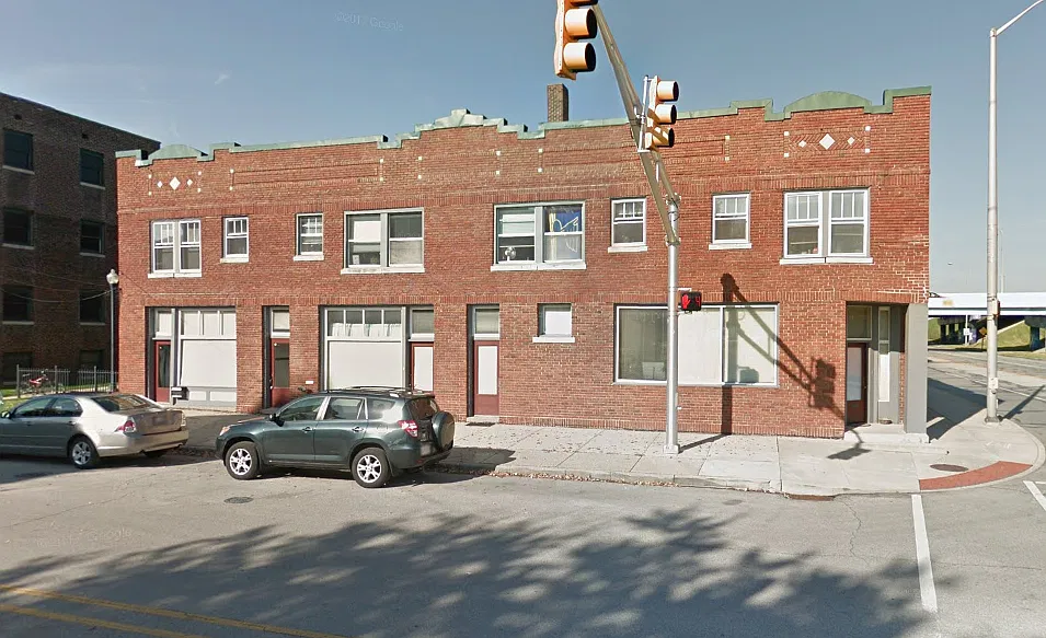 E 11th St