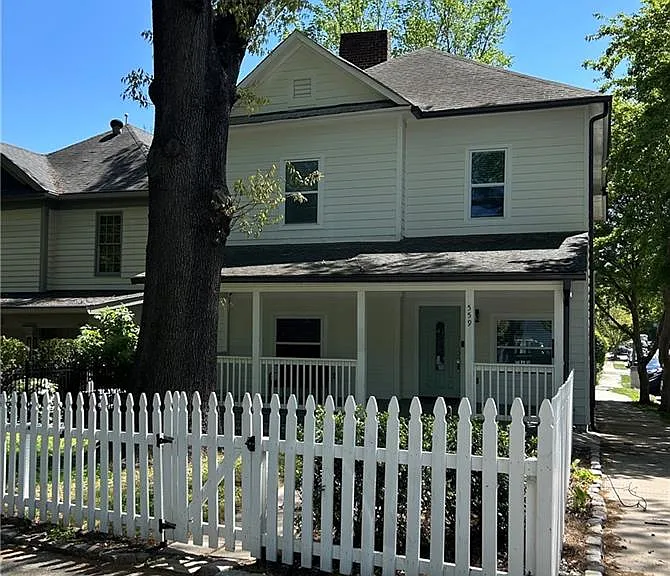 559 Angier Ave NE — Photo 1