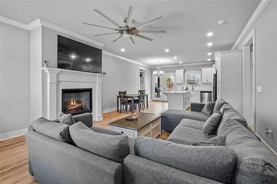 3 bed, 2.5 bath, 1640 sqft, $2,100 — Photo 2