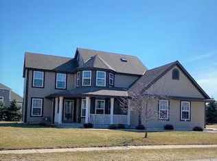 917 Prairieview Cir, Oconomowoc, WI 53066