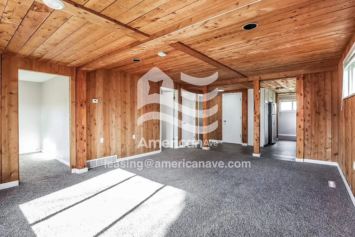898733_002_wm_-_living_room_13556641.jpg - 140 Pickford St