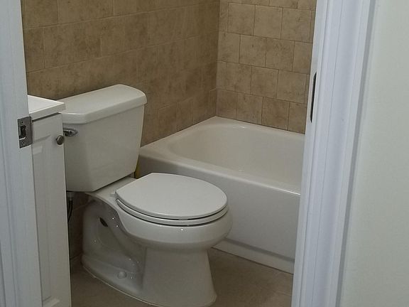 4th image of 549 Allengrove St APT B