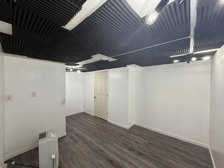 56 Telford Ave — Photo 17