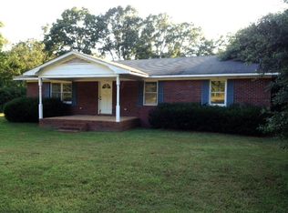 28 Lakeside Dr, Arnoldsville, GA 30619