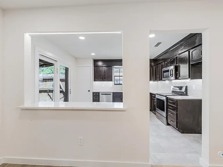 Kitchen with bar