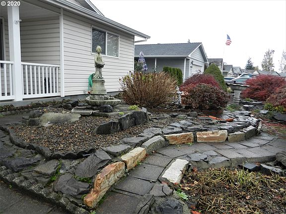 2nd image of 325 S Cascade Dr